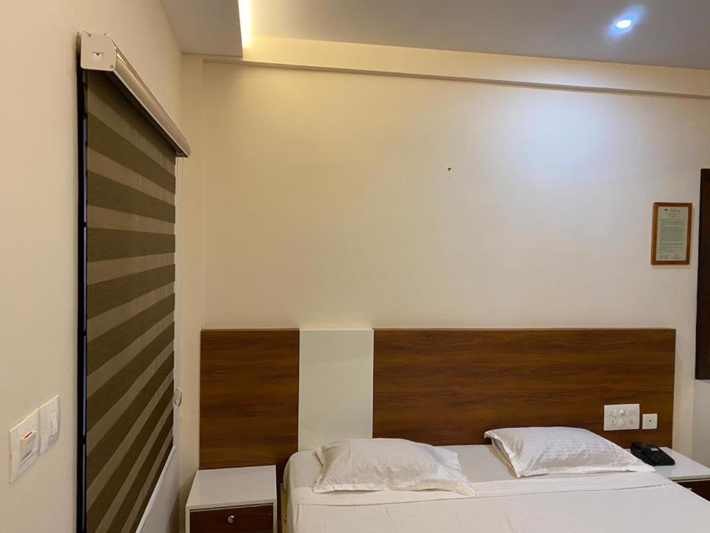 Issacs Regency Hotel Sultan Bathery Bagian luar foto
