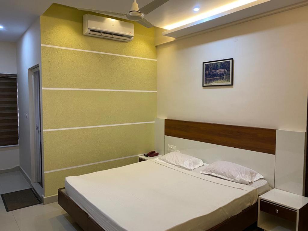 Issacs Regency Hotel Sultan Bathery Bagian luar foto