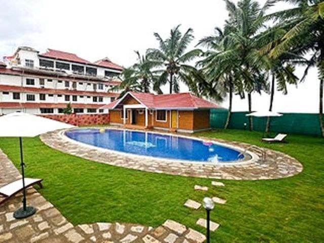 Issacs Regency Hotel Sultan Bathery Bagian luar foto